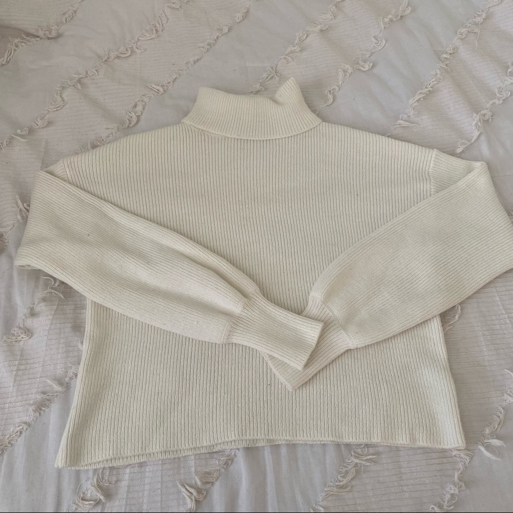 URBAN OUTFITTERS white turtleneck sweater 🤍